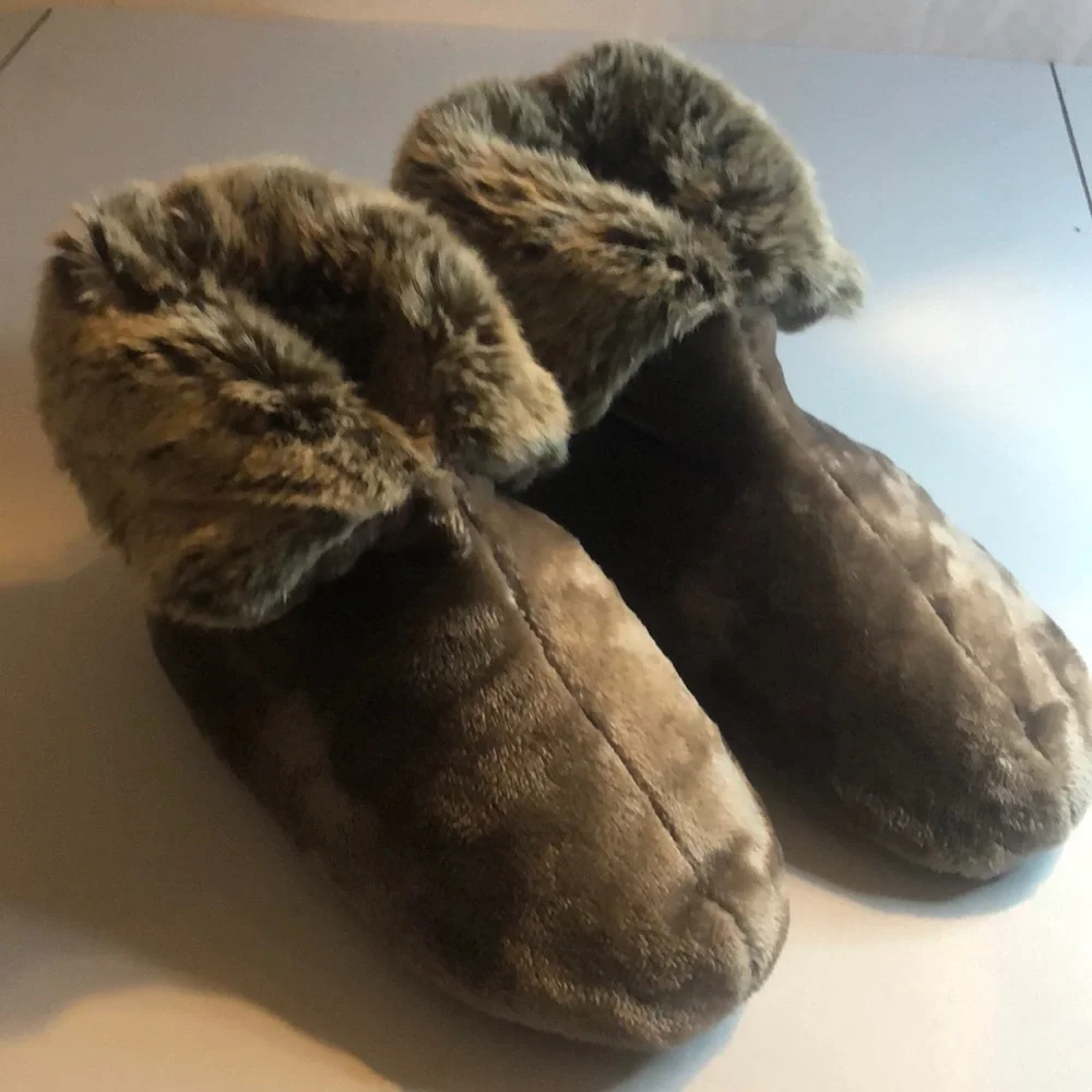 Woman’s fur slippers - Picture 1 of 8